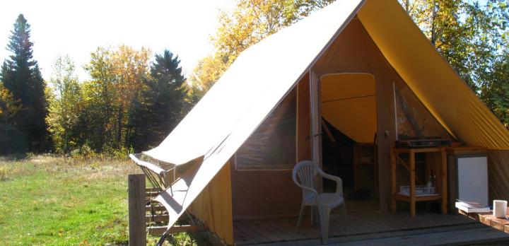 Voyage sur-mesure, Tente "prêt-à-camper" dans la nature